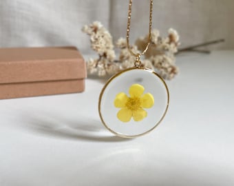 Colar de resina com flores silvestres amarelas, pingente floral, joia botânica, flores secas prensadas, presente para mãe