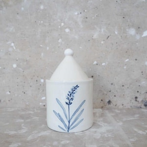 barattolo zuccheriera ceramica con fiori blu lavanda