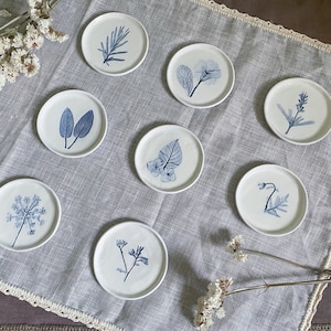 Bomboniere Matrimonio - Piattini Fatti a Mano in Ceramica con Foglie e Fiori Veri impressi nell'Argilla dipinti in Blu - Ceramica Botanica