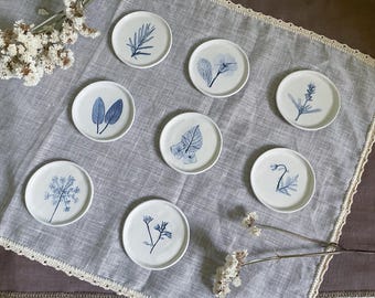 Lembrancinhas de casamento - Pratos de cerâmica feitos à mão com folhas e flores reais impressas em argila e pintadas de azul - Cerâmica botânica