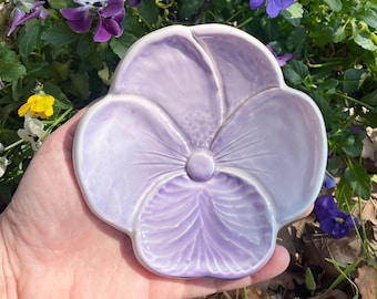 Prato artesanal de cerâmica com flor de violeta, ideal para aperitivos, sobremesas e decoração de parede.