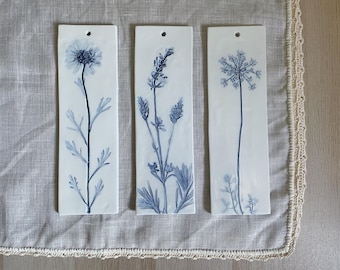 Conjunto de 3 pratos de parede de cerâmica com impressões de flores reais pintadas em azul, decoração de parede, estampas botânicas.