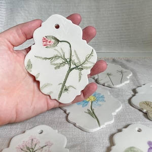 Bomboniere Matrimonio - Set da 10 Decorazioni da Appendere in Ceramica Fatte a Mano con Fiori Impressi - Ceramica Botanica - Erbacea LAB