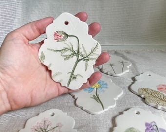 Lembrancinhas de casamento - Conjunto de 10 decorações de cerâmica artesanais para pendurar com flores impressas - Cerâmica botânica - Erbacea LAB