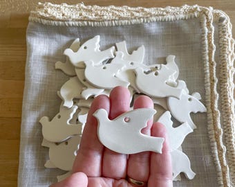 Witte keramische duiven, set van 5, bedankjes voor communie en vormsel, elegante plaatskaartjes, heilige decoraties, handgemaakte labels 5,5 x 4 cm