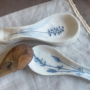 Skedstöd i keramik med blad och blommor, handgjort slevstöd, långt skedstöd, botaniskt tryck, vit och blå