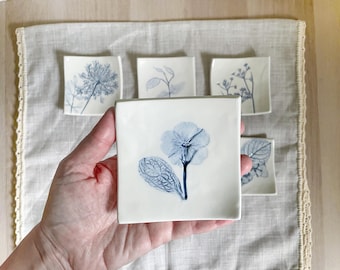 Pratos quadrados de cerâmica feitos com flores naturais impressas e pintadas em azul - Cerâmica botânica - Lembrancinhas de casamento - Pratos de sobremesa