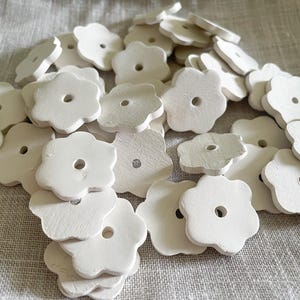 Chiudipacco in Ceramica Bianca non smaltata - Set da 10 Mini Fiori Fatti a Mano Lisci Vuoti - Piccole Bomboniere - Ceramica Botanica