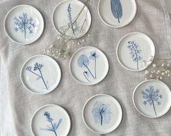 50 peças de lembrancinhas de casamento - 50 pratos de cerâmica com estampa de flores azuis. PRONTOS PARA ENTREGA. Cerâmica artesanal com tema botânico.
