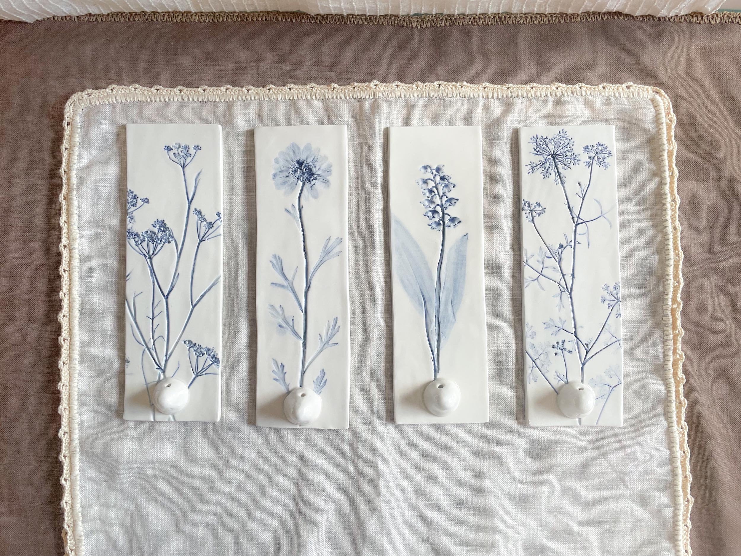 Handgefertigter Räucherstäbchenhalter aus Keramik mit blauem Blumendruck, Räucherstäbchenhalter, Räucherbrenner, Botanisches Keramik-Blumendekor