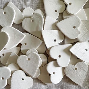 Chiudipacco in Ceramica Bianca non smaltata - Set da 10 Mini Cuori Fatti a Mano Lisci Vuoti - Piccole Bomboniere - Ceramica Botanica