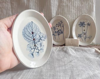 Porte-savon en céramique, porte-savon avec fleurs imprimées, fait main, accessoires de salle de bain, décoration botanique bleue