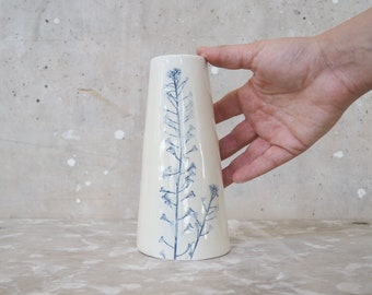 Vaso da fiori in ceramica con Stampe Botaniche, Caraffa ceramica fatta a mano, Home decor, Vaso Monofiore, Bianco e Blu