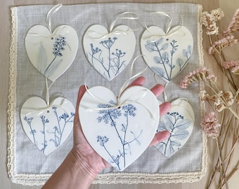 Corações de cerâmica com flores naturais impressas em argila e pintadas de azul - Cerâmica botânica feita à mão - Decorações suspensas
