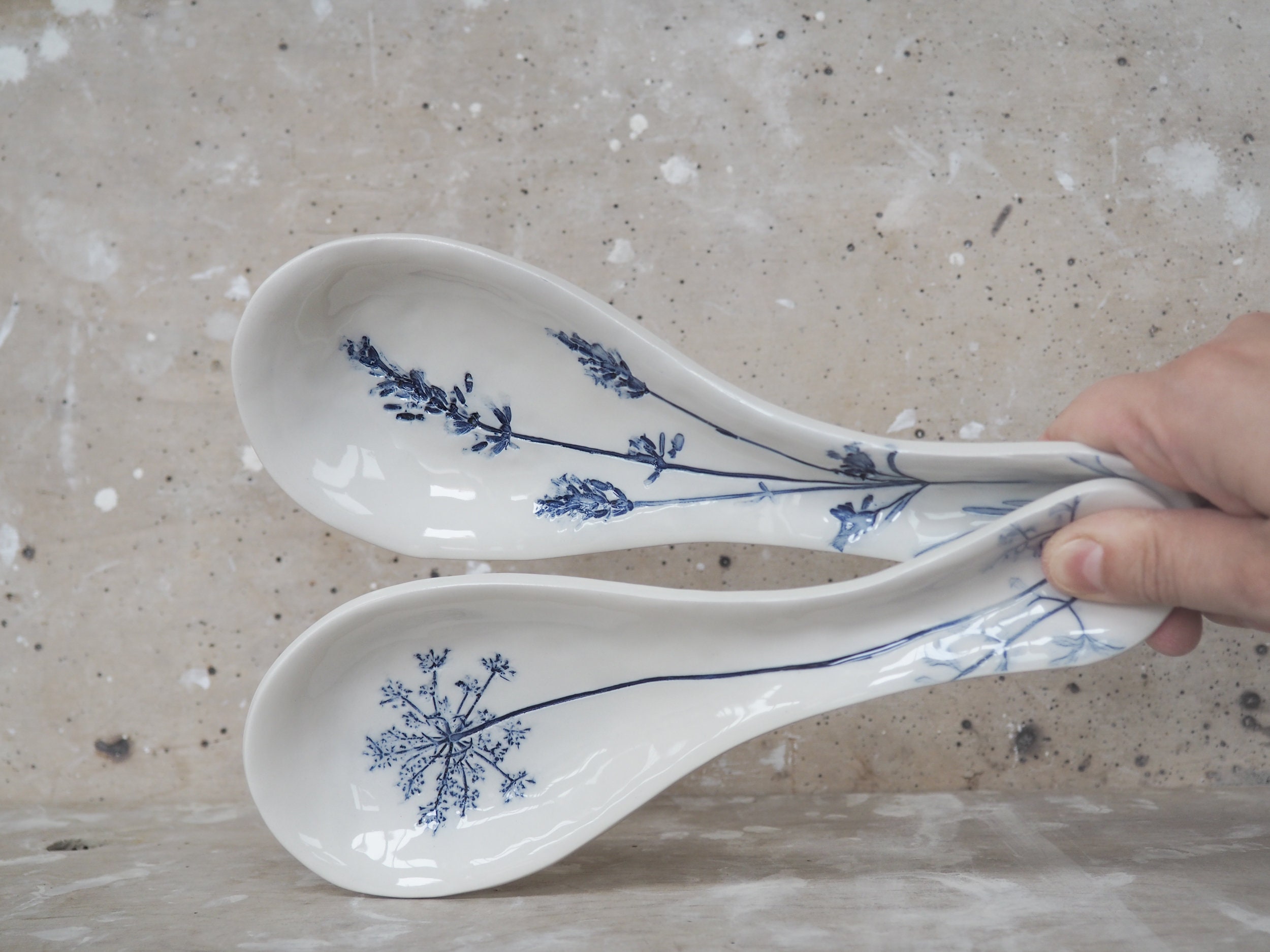 Amarcord Appoggia Cucchiaio in ceramica fatto e dipinto a mano