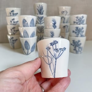 Tazzine da Caffè in Ceramica con Fiori Impressi Dipinti a Mano in Blu, Bicchierini Caffè, Sake, Liquore, Tazzine Floreali, Bomboniere