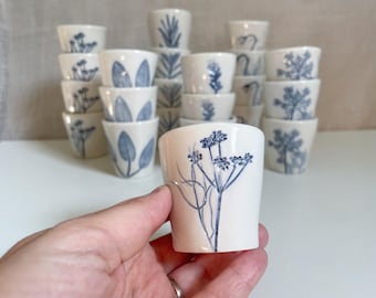 Xícaras de café de cerâmica com flores azuis pintadas à mão, copos para café, saquê, bebidas alcoólicas, xícaras florais, lembrancinhas de casamento.