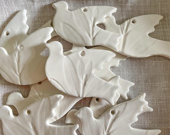 Conjunto de 5 pombas de cerâmica esmaltada com folhas de oliveira estampadas, lembrancinhas para Primeira Comunhão, Crisma e Batismo, marcadores de lugar e enfeites para pendurar.