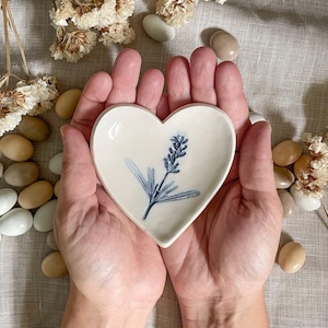 Piattini a forma di Cuore - Bomboniere Matrimonio Fatte a Mano in Ceramica con Fiori Veri impressi dipinti in Blu - Ceramica Botanica