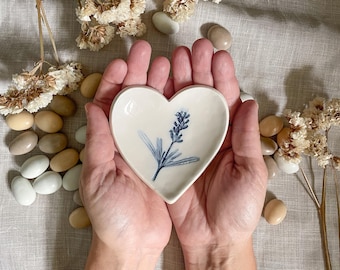 Pratos em formato de coração - Lembrancinhas de casamento em cerâmica feitas à mão com flores naturais impressas e pintadas em azul - Cerâmica Botânica