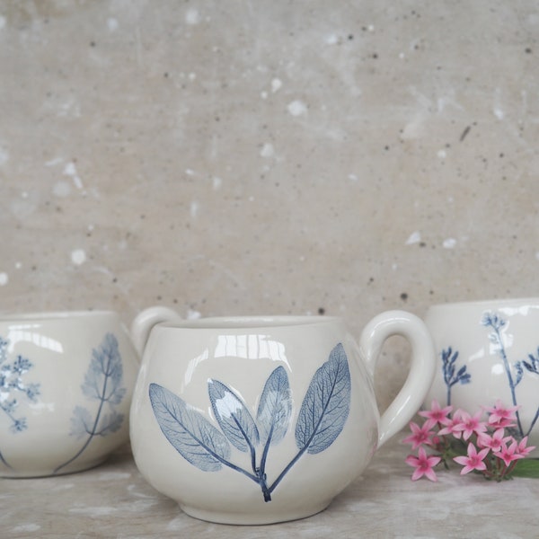 Handgefertigte Keramiktasse mit aufgedruckten Blumen, Teetasse 450 ml, Frühstückstasse, Tasse mit Henkel, Weiß und Blau, Botanischer Druck