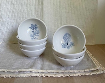 Handbemalte blaue Keramikschalen mit Blumenmuster, Dipschalen, Gastgeschenke für Hochzeiten, Blumendrucke, botanische Keramik