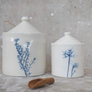barattoli ceramica con coperchio fiori impressi dipinti in blu