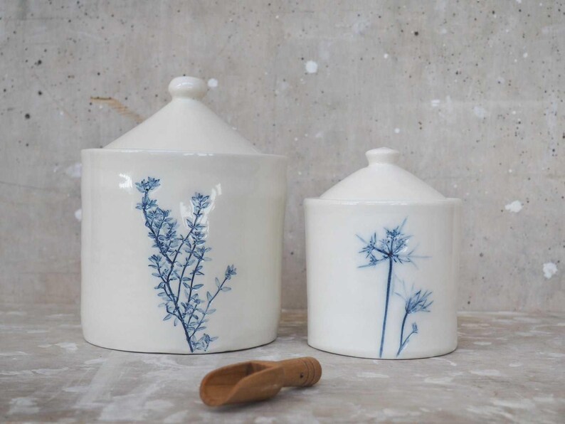 barattoli ceramica con coperchio fiori impressi dipinti in blu