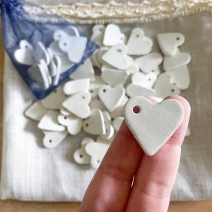 Chiudipacco in Ceramica Bianca non smaltata - Set da 10 Mini Cuori Fatti a Mano Lisci Vuoti - Piccole Bomboniere - Ceramica Botanica