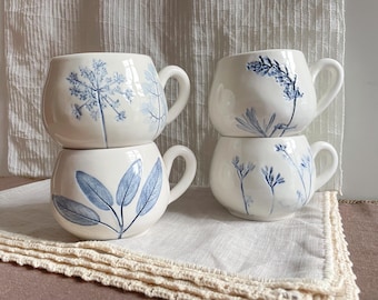 Handgefertigte Keramiktasse mit aufgedruckten Blumen, 450ml Teetasse, Frühstückstasse, Henkeltasse, Weiß und Blau, Botanischer Druck