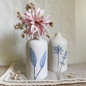 Flesvormige vaas met reliëfbloemen, handgemaakte bloemenvaas, enkele bloemenvaas, ikebana, botanische print, blauwe bloemendecoratie