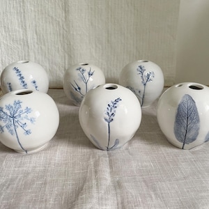 Diffusore Ambiente con Bastoncini, Vasetto Floreale Decorativo, Profumatore Fiori Blu Impressi, Vaso a forma di Sfera in Ceramica Botanica