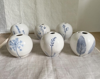 Diffusore Ambiente con Bastoncini, Vasetto Floreale Decorativo, Profumatore Fiori Blu Impressi, Vaso a forma di Sfera in Ceramica Botanica