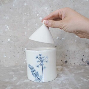 barattolo con coperchio per cucina in ceramica bianca e blu fiore carota selvatica