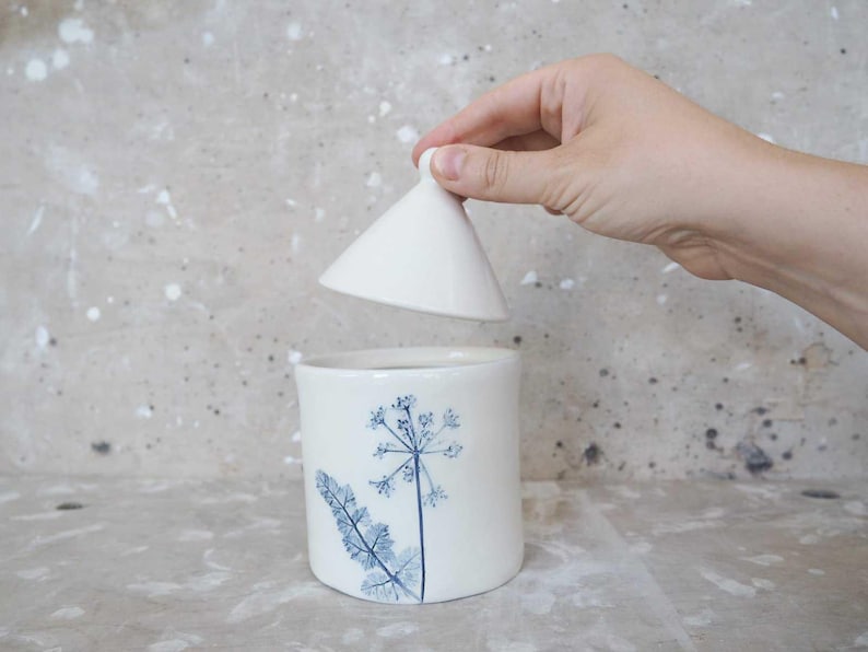 barattolo con coperchio per cucina in ceramica bianca e blu fiore carota selvatica