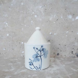 barattolo ceramica con coperchio fiore di geranio blu