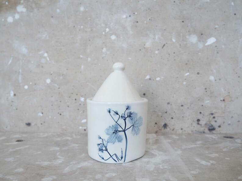 barattolo ceramica con coperchio fiore di geranio blu
