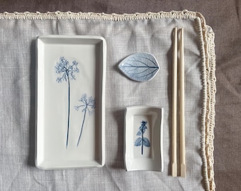Conjunto de prato para sushi com descanso para pauzinhos e molheira, cerâmica artesanal com motivos botânicos, bandeja retangular com flores estampadas.