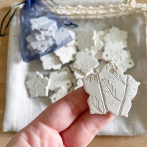 Chiudipacco in Ceramica Bianca non smaltata - Set da 10 Mini Fiori Fatti a Mano con Fiori Impressi - Piccole Bomboniere - Ceramica Botanica