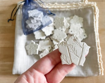 Lacre de embalagem de cerâmica branca sem esmalte - Conjunto de 10 mini flores artesanais com flores impressas - Pequenas lembrancinhas de festa - Cerâmica botânica