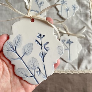 4 Decorazioni da Appendere di Natale in Ceramica Fatta a Mano con Foglie e Fiori Veri impressi nell'Argilla, Cartigli Segnaposto Bomboniere
