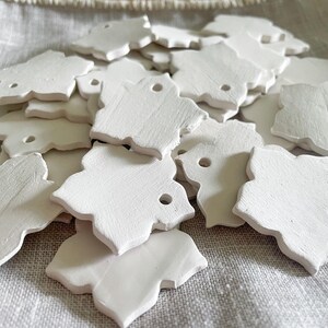 Chiudipacco in Ceramica Bianca non smaltata - Set da 10 Mini Fiori Fatti a Mano Lisci Vuoti - Piccole Bomboniere - Ceramica Botanica