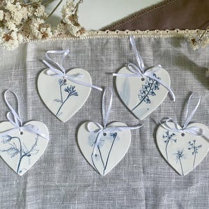 Bomboniere Matrimonio - Cuori Ceramica Fatti a Mano con Foglie e Fiori Veri impressi nell'Argilla dipinti in Blu - Ceramica Botanica