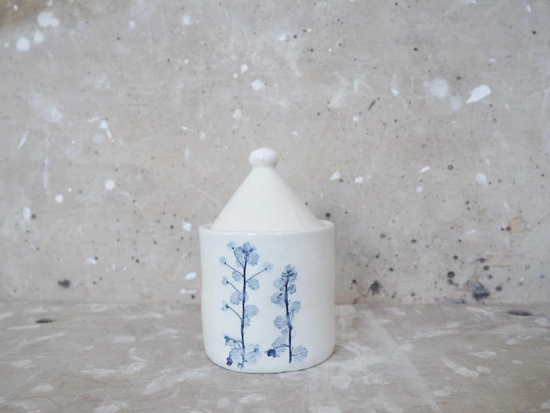 barattolo zuccheriera ceramica con fiori blu veronica