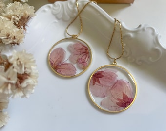 Colar de resina com flores de cerejeira rosa verdadeiras, pingente floral, joia botânica com flores prensadas e secas, presente para a mãe.
