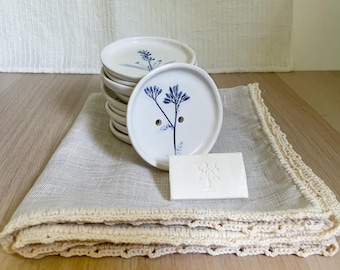 Saboneteira de cerâmica perfurada, saboneteira com flores impressas, feita à mão, acessórios para banheiro, decoração botânica azul