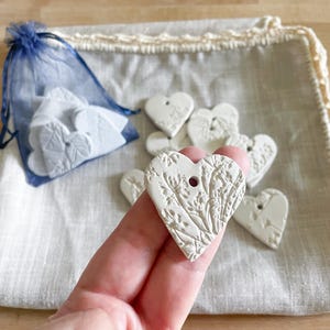 Chiudipacco in Ceramica Bianca non smaltata - Set da 10 Mini Cuori Fatti a Mano con Fiori Impressi - Piccole Bomboniere - Ceramica Botanica