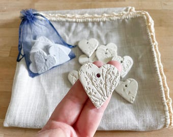 Etiquetas para Presente em Cerâmica Branca Sem Esmalte - Conjunto de 10 Mini Corações Artesanais com Flores Impressas - Lembrancinhas para Festas - Cerâmica Botânica