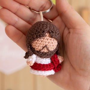 Crochet pattern for a Jesus keychain. (Pattern in Spanish and ENGLISH)