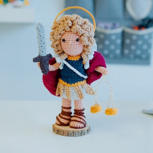 Crochet pattern for a figure of Saint Michael the Archangel. (Spanish-English)
